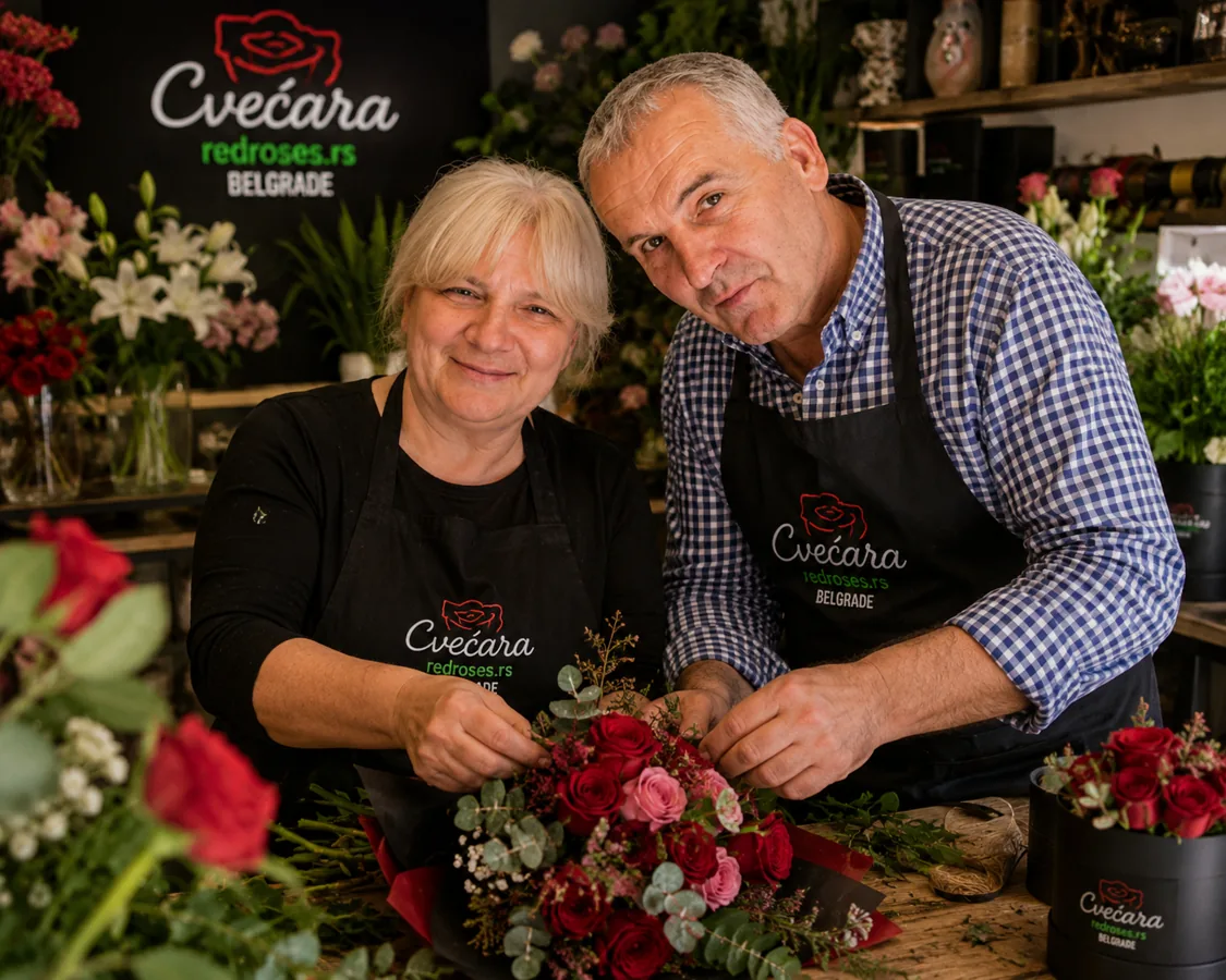 Osnivači cvećare Red Roses rade sa cvećem - aranžman od ruža, cvećara Beograd i dostava cveća Beograd Osnivači cvećare Red Roses rade sa cvećem - aranžman od ruža, cvećara Beograd i dostava cveća Beograd