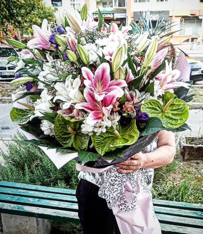 Mirisni buket sa ljiljanima i ružama - saveti za cveće - buket cveća, cvećara Beograd i dostava cveća Beograd Mirisni buket sa ljiljanima i ružama - saveti za cveće - buket cveća, cvećara Beograd i dostava cveća Beograd