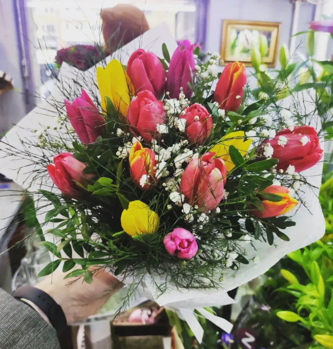 Buket ruža i lala – flower box Beograd - flower box Beograd, cvećara Novi Beograd i dostava cveća Beograd Buket ruža i lala – flower box Beograd - flower box Beograd, cvećara Novi Beograd i dostava cveća Beograd