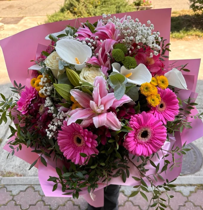 Roze buket sa ljiljanom – flower box Beograd - flower box Beograd, cvećara Novi Beograd i dostava cveća Beograd Roze buket sa ljiljanom – flower box Beograd - flower box Beograd, cvećara Novi Beograd i dostava cveća Beograd